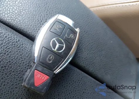 2013 Mercedes-Benz C 300 Sport 4Matic z USA, uszkodzony, nr VIN WDDGF8AB8DR266742